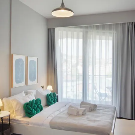 Apartment Sleek With Premium Amenities *